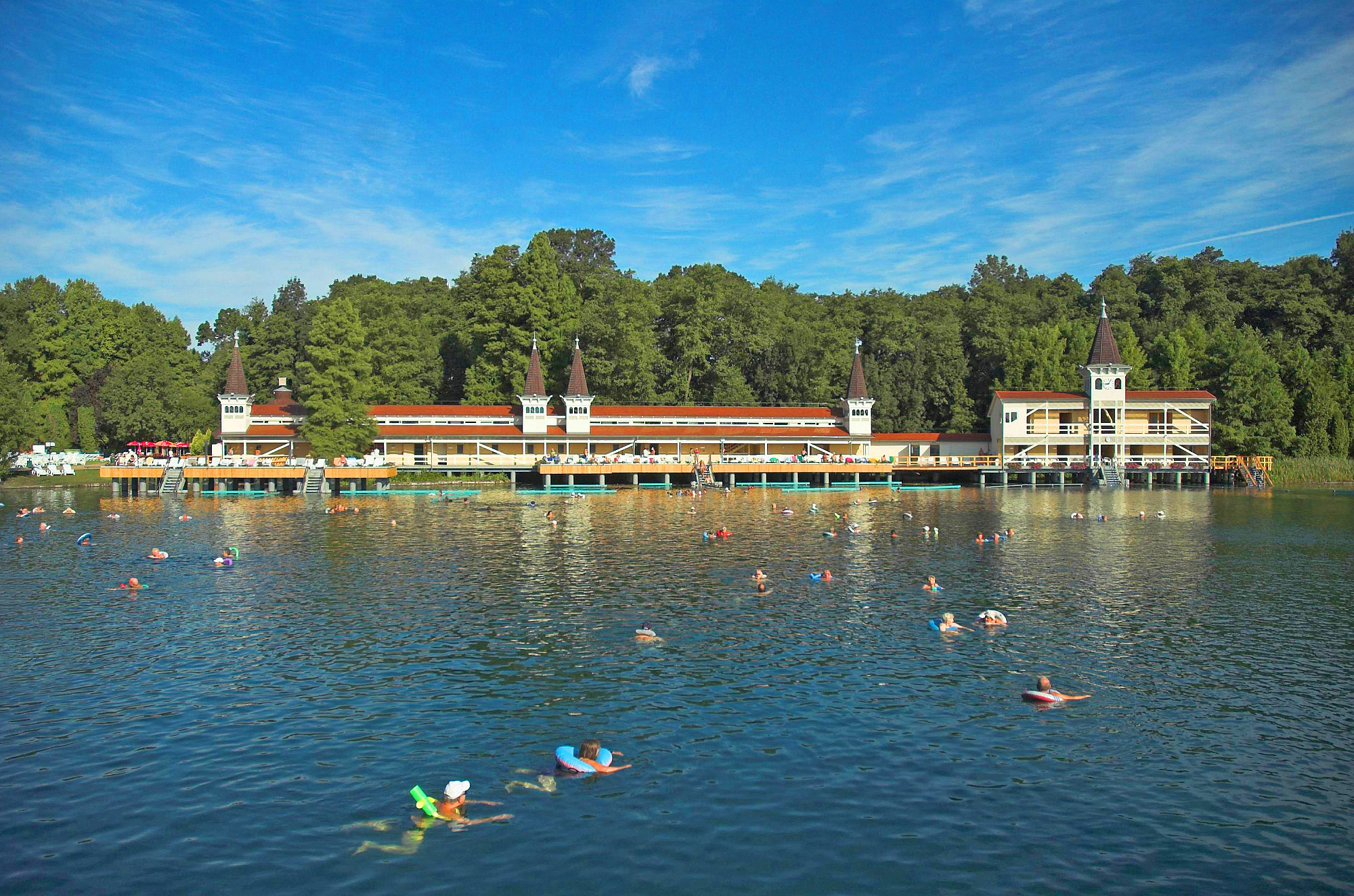 Thermal Lake at Hévíz, Hungary (Photo License CC-BY-SA-3.0)